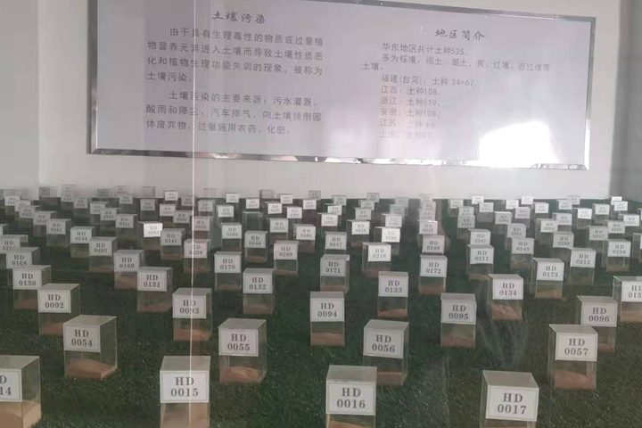 來自礦產(chǎn)開發(fā)、洗選加工過程中產(chǎn)生的大量粘土、泥土礦沙由于持水性高、粘度大、易抱團(tuán)結(jié)塊給后續(xù)物料磨粉、焙燒等工序造成不良影響，烘干機(jī)廠家鄭州東鼎干燥針對此類物料干燥及應(yīng)用特